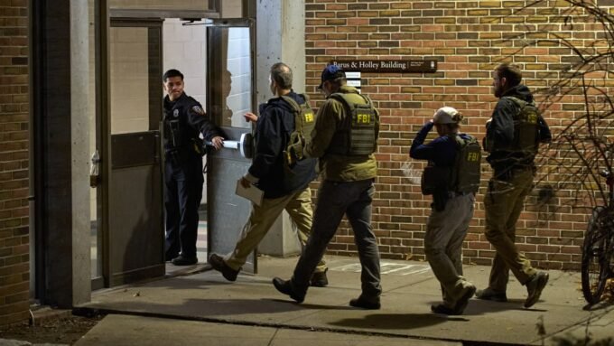 صورة لشرطة تحيط بمنطقة الجامعة