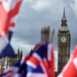 صورة لشباب بريطانيين يبحثون عن عمل في سوق العمل.