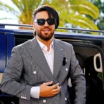 صورة لشخص يصادف في محكمة.