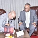 ** صورة لحسن أوريد خلال حفل توقيع كتاب "البوليساريو وإيران.. الإرهاب من طهران إلى تيندوف".