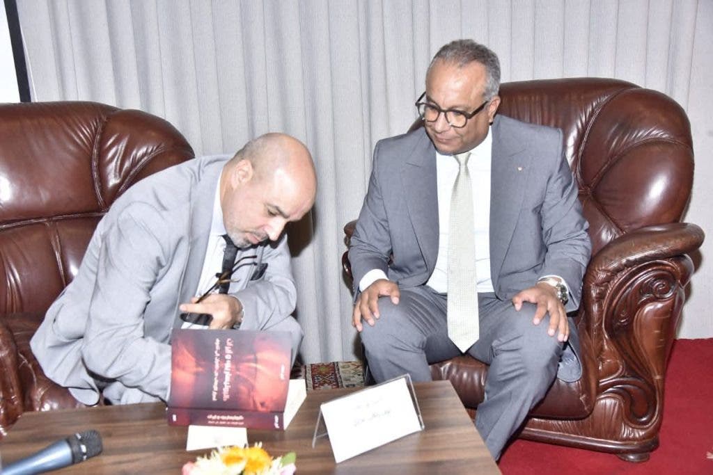 ** صورة لحسن أوريد خلال حفل توقيع كتاب "البوليساريو وإيران.. الإرهاب من طهران إلى تيندوف".