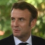 الرئيس الفرنسي إيمانويل ماكرون يلقي خطابًا رسميًا