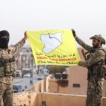 صورة لشخصين يتبادلان الكلمات في اجتماع.