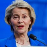 صورة لشخصية سياسية تتحدث مع مسؤولين من الاتحاد الأوروبي.