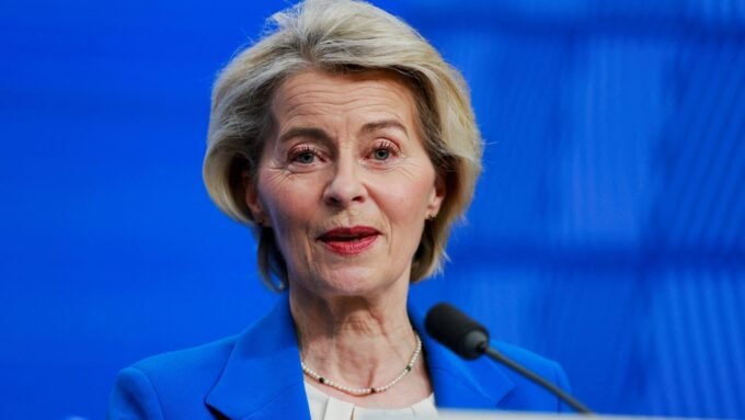 صورة لشخصية سياسية تتحدث مع مسؤولين من الاتحاد الأوروبي.