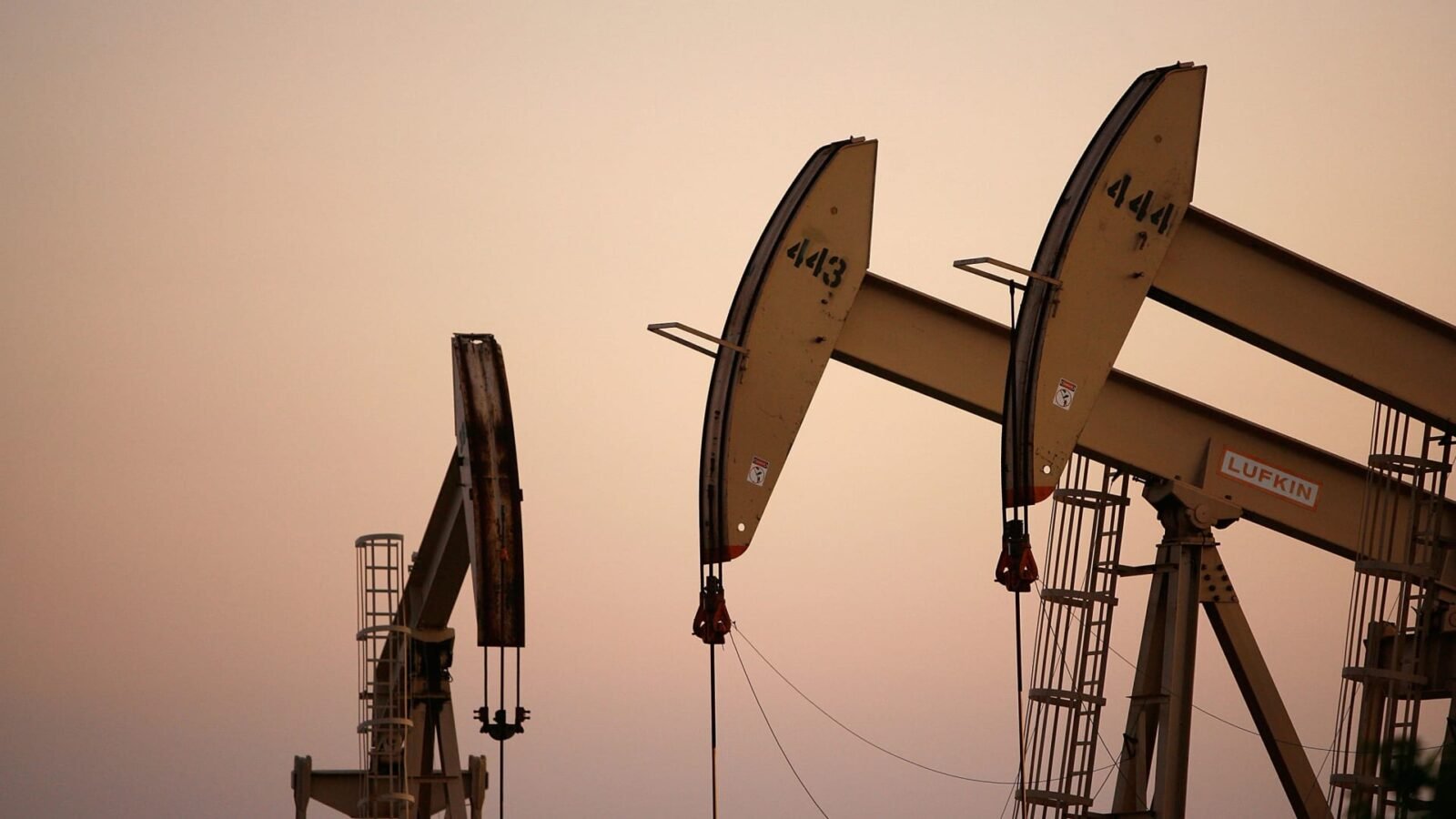 صورة لخريطة العالم بمنطقة الشرق الأوسط مُضبوطة.