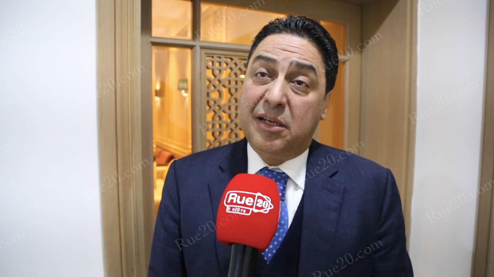 ** صورة لموقع تجاري في الدار البيضاء، مع خلفية للمدينة.