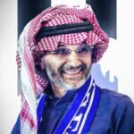 وصف الصورة: صورة الأمير الوليد بن طلال مع شعار نادي الهلال السعودي.