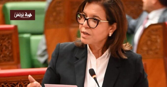 صورة لأسماك في الماء.