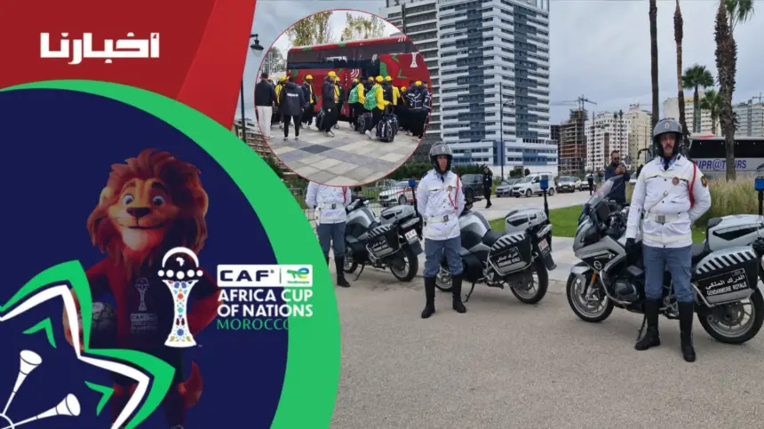 لحظة وصول منتخب بنين بالبراق إلى طنجة 3 صورة جماهير منتخب بنين بالبراق تحمل شعار المنتخب.