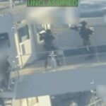 ** صورة جنود مسلحين ينزلون بالحبال من مروحية إلى السفينة النفطية.