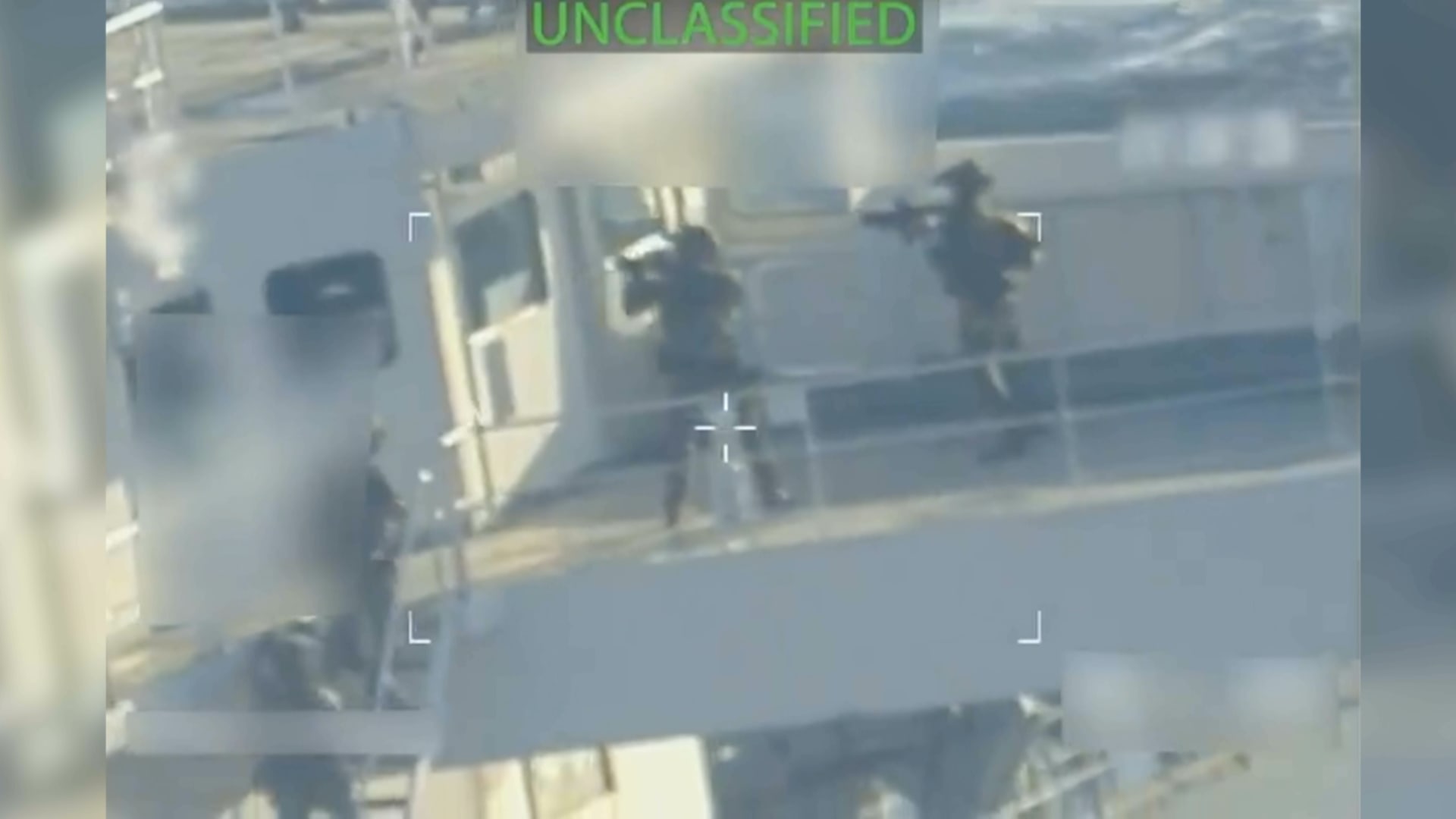 ** صورة جنود مسلحين ينزلون بالحبال من مروحية إلى السفينة النفطية.