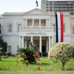 ** صورة سجين ينتظر الحكم في المحكمة.