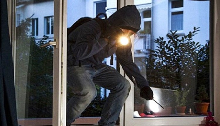 صورة لضابط درك ملكي في عمل ميداني.