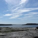 صورة توضيحية لكوكب الأرض مع إبراز طبقاته الداخلية والظواهر الطبيعية