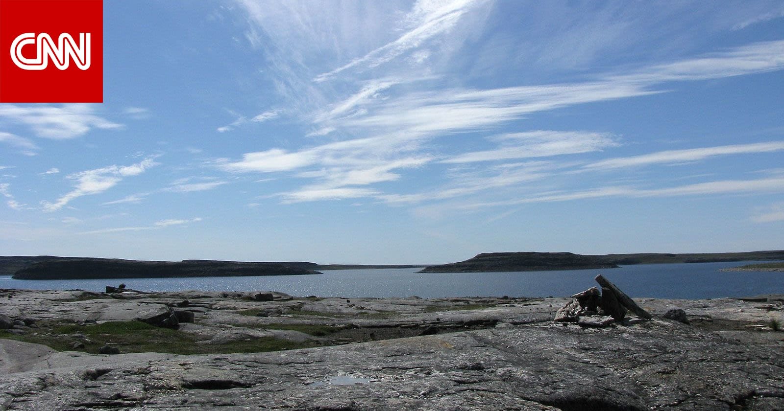 صورة توضيحية لكوكب الأرض مع إبراز طبقاته الداخلية والظواهر الطبيعية