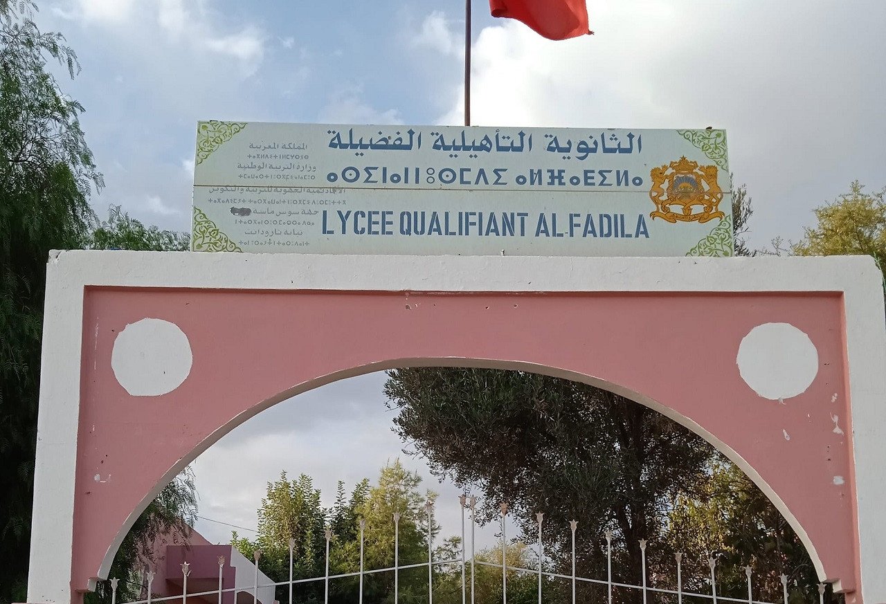 صورة لداخلية ثانوية الفضيلة بتارودانت تظهر اكتظاظاً في غرف الإيواء أو مرافق الإطعام