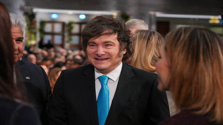 ** صورة رئيس الأرجنتين خافيير ميلي يلتقي بالرئيس البريطاني.