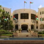 شاحنات مساعدات إنسانية عند معبر حدودي لقطاع غزة، ترمز للأزمة الإنسانية.