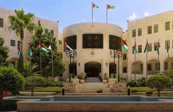 شاحنات مساعدات إنسانية عند معبر حدودي لقطاع غزة، ترمز للأزمة الإنسانية.