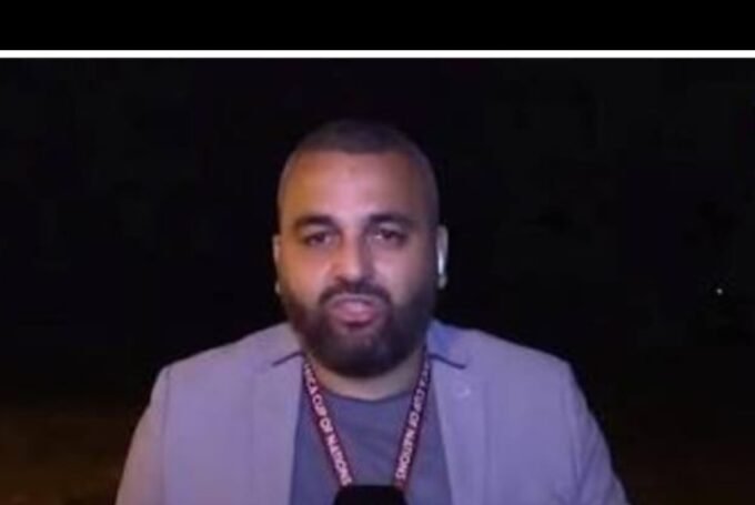 مشجعون يوثقون الحياة اليومية بهواتفهم الذكية في شوارع مدينة مغربية