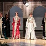 صورة لمنظر من وسط مدينة مراكش بملابس تقليديّة مغربية.