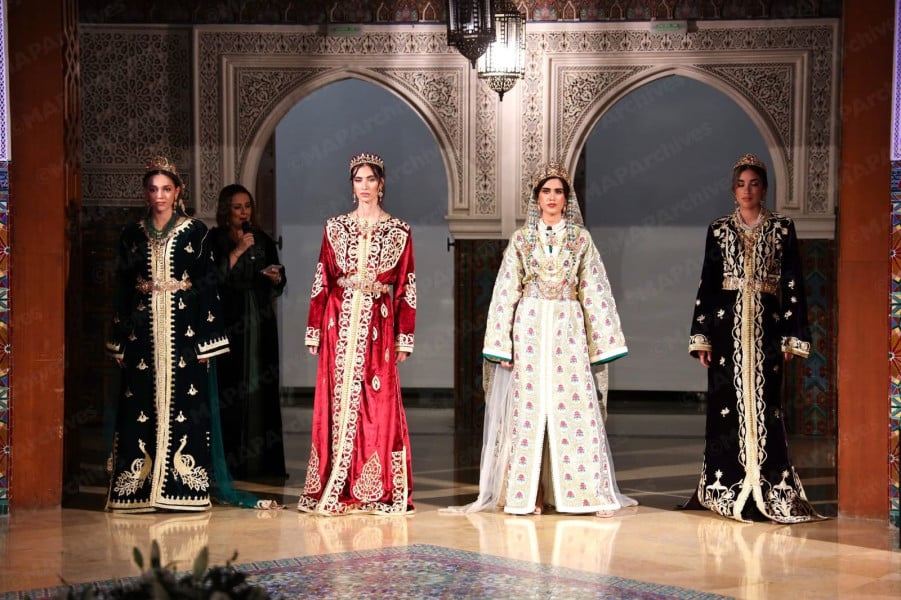 صورة لمنظر من وسط مدينة مراكش بملابس تقليديّة مغربية.