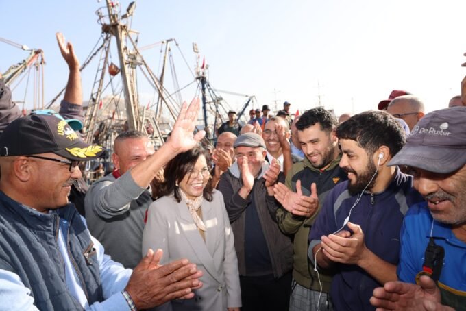 ميناء آسفي وقوارب صيد تقليدية ترمز لمشاريع الاقتصاد الأزرق والتنمية الساحلية.