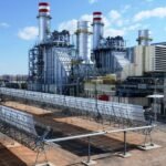 صورة بانورامية لمحطة طاقة شمسية أو رياح واسعة في المغرب ترمز للانتقال الطاقي والنمو الاقتصادي.