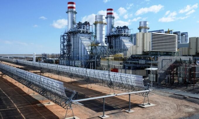 صورة بانورامية لمحطة طاقة شمسية أو رياح واسعة في المغرب ترمز للانتقال الطاقي والنمو الاقتصادي.