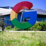 وصف الصورة بالإنجليزية: "إطلاق ميزة البث المباشر من "غوغل" عند الطوارئ عبر "أندرويد""