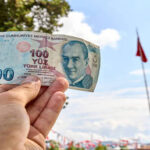 وصف الصورة بالإنجليزية: "بنك مركزي تركي يخفض سعر الفائدة".