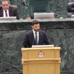 صورة لشخص يضغط على شاشة حاسوب.