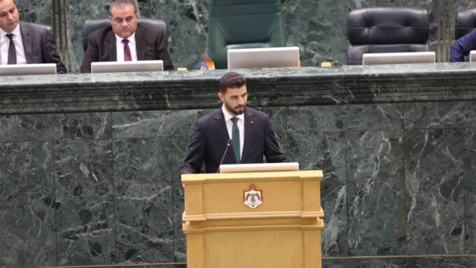 صورة لشخص يضغط على شاشة حاسوب.