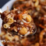 ** وصف الصورة بالإنجليزية: "مجموعة من الأشخاص يؤدون مهرجان ديوالي في الهند".