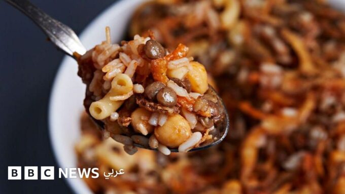 ** وصف الصورة بالإنجليزية: "مجموعة من الأشخاص يؤدون مهرجان ديوالي في الهند".