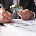 صورة لمباني سكنية حديثة في الدار البيضاء، ترمز للقطاع العقاري، مع تراكب يرمز للعدالة أو القانون، للدلالة على حملة مكافحة التهرب الضريبي.