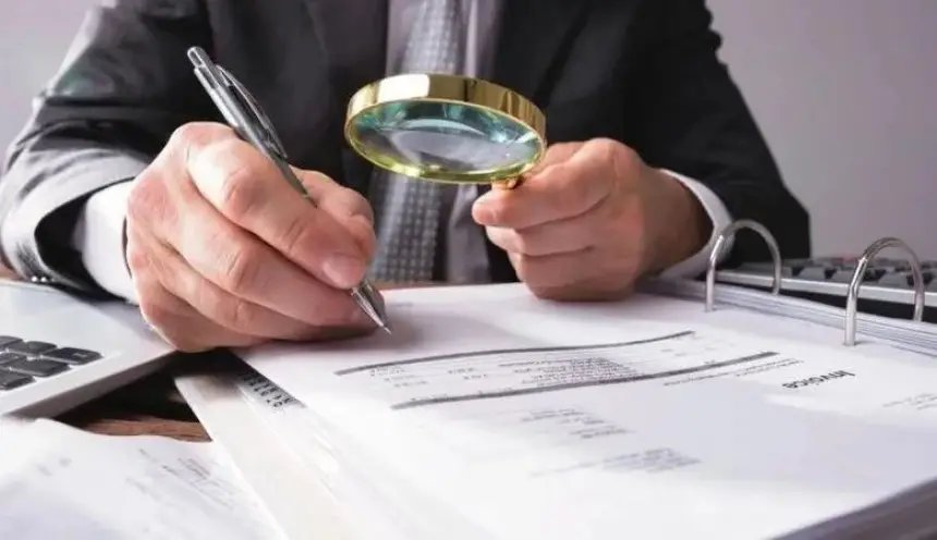 صورة لمباني سكنية حديثة في الدار البيضاء، ترمز للقطاع العقاري، مع تراكب يرمز للعدالة أو القانون، للدلالة على حملة مكافحة التهرب الضريبي.