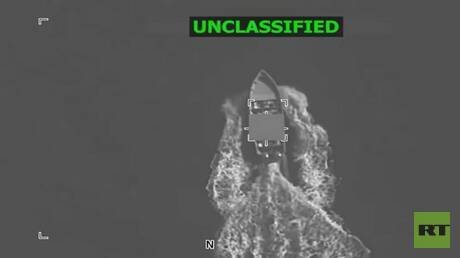 الجيش الأمريكي: نفذنا غارات على 3 سفن في المياه الدولية شرق المحيط الهادئ أسفرت عن مقتل 8 أشخاص 3 صورة لأحد السفن التي غارتها القوات الأمريكية.