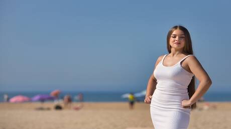 **صورة لشخصين يلعبان في الحديقة**