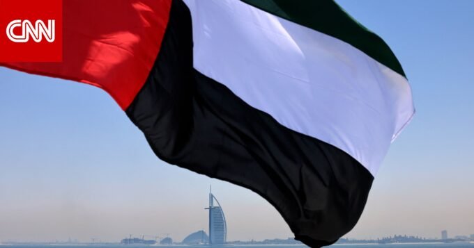 علم الإمارات العربية المتحدة في سياق التوترات الدبلوماسية حول اليمن.