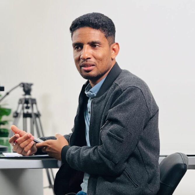 وصف الصورة بالإنجليزية: صورة لوزيرة الاقتصاد والمالية نادية فتاح مع رئيس الحكومة المغربية عزيز أخنوش.