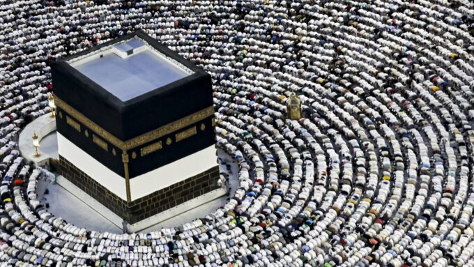 صورة لصالح بن حميد خلال خطبة الجمعة.