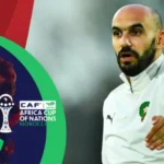 رجل يلعب كرة القدم مع جماهيره.