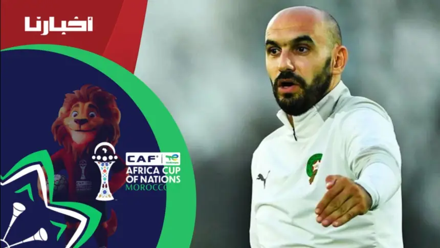 رجل يلعب كرة القدم مع جماهيره.