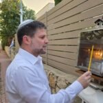 صورة لشخص يرفع علم لبنان في تظاهرة سلام.