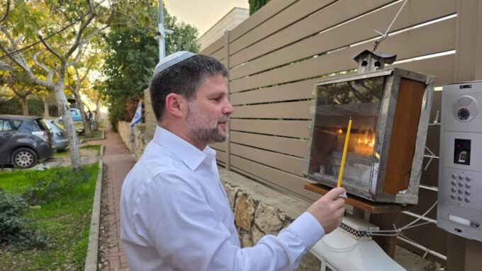 صورة لشخص يرفع علم لبنان في تظاهرة سلام.