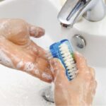 صورة لدماغ الإنسان مع علامات على مناطق مختلفة.