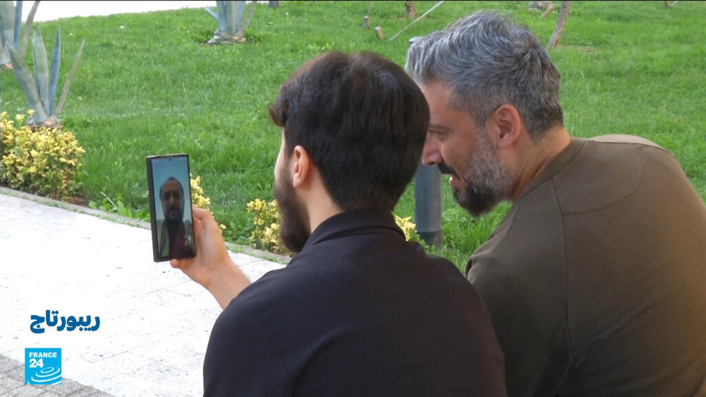 صورة لجموع السوريين في تركيا معلقين على الحدود مع سوريا.