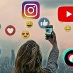 ** وصف الصورة بالإنجليزية: "شباب يستخدمون السوشل ميديا"